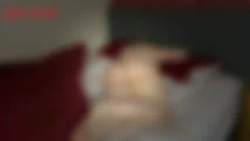 Wichse vor dem schnarchenden arsch der stiefmutter. Die stiefmutter schnarcht im bett und du gehst, um zu sehen, wie ihr riesiges fett um den arsch herum völlig entblößt ist. Du ziehst sofort deinen großen jungenschwanz heraus und fängst an, ihn zu wichsen, während stiefmutter herumläuft und schnarcht. Wenn stiefmutter...