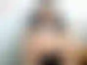 Fahr zur hölle, kleine schwanzverliererin – schwester jackie hat ihre kutte abgelegt und betet in ihrem schleier und unter der kleidung. Du gehst zufällig an ihrem zimmer vorbei und wirst von ihren großen titten erregt ...