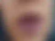 Glitzer-lipgloss – jackie hat gerade eine wunderschöne tube voller schillerndem lipgloss bekommen und möchte ihn unbedingt auf ihrem perfekten mund zeigen. Jackie trägt einen glitzernden, klebrigen lipgloss auf ihre nackten lippen auf ...