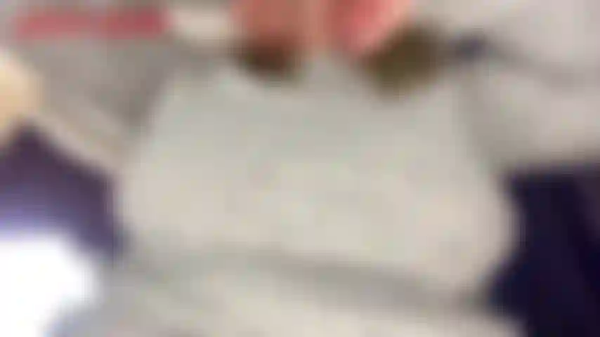 Weiches, flauschiges oberteil ohne bh – jackie trägt ein weiches, gemütliches pullover-oberteil und keinen bh darunter. Jackie lässt ihre großen natürlichen brüste in ihrem oberteil direkt vor deinem gesicht baumeln und neckt dich mit ihren großen, fetten, wackeligen titten. Jackie neckt dich, bevor sie ihr oberteil hochhebt, um ihr nacktes gesicht zu entblößen...