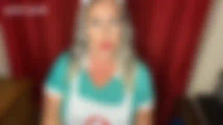 Die krankenschwester missbraucht deinen kleinen schwanz – du bist zur krankenschwester gekommen, weil deine eier weh tun. Als du siehst, wie wunderschön krankenschwester jackie ist, bist du ein bisschen verlegen, ihr zuzugeben, dass dein kleines...