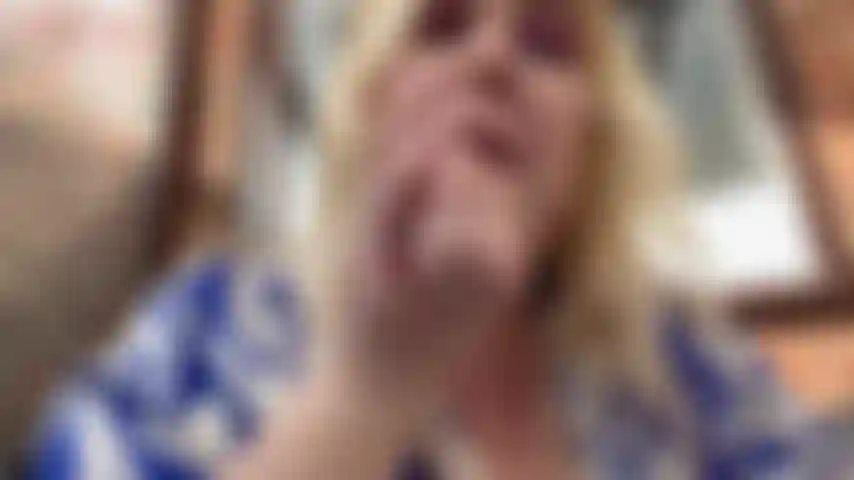 Rote lippen am morgen. Asmr-jackie sitzt heute morgen draußen und bereitet sich auf den tag vor. Sie malt direkt vor dir hübsche rote lippen, bevor sie dich näher bringt, um dir etwas dirty talk direkt ins ohr zu flüstern. Sie weiß, was für ein perverser du bist ...