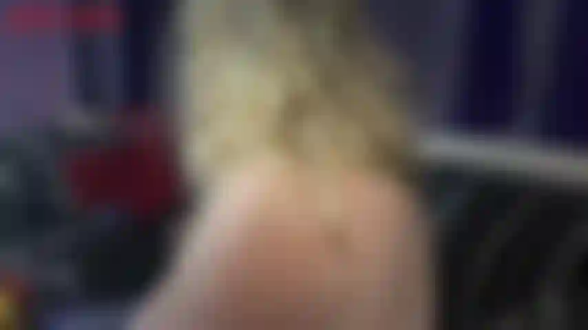 Morgendliches blondes haarbürsten – jackies haare sind heute morgen ein einziges durcheinander! Es ist völlig verknoten und wild! Jackie nimmt eine große schwarze paddelbürste und fährt damit durch ihr wunderschönes langes blondes haar. Jackie bürstet ihr haar gründlich durch – ein asmr-genuss.