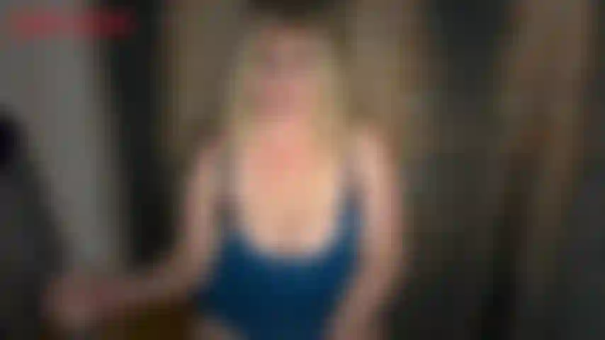 Du lebst immer noch mit der demütigung durch deine stiefmutter – du bist auf einem date mit der heißen, kurvenreichen blondine, die du online kennengelernt hast. Sie ist so aufgeregt, mit einem reichen, gutaussehenden mann wie dir auf einem date zu sein, dass sie einfach weiß, dass er sie maßlos verwöhnen wird. Das ist...