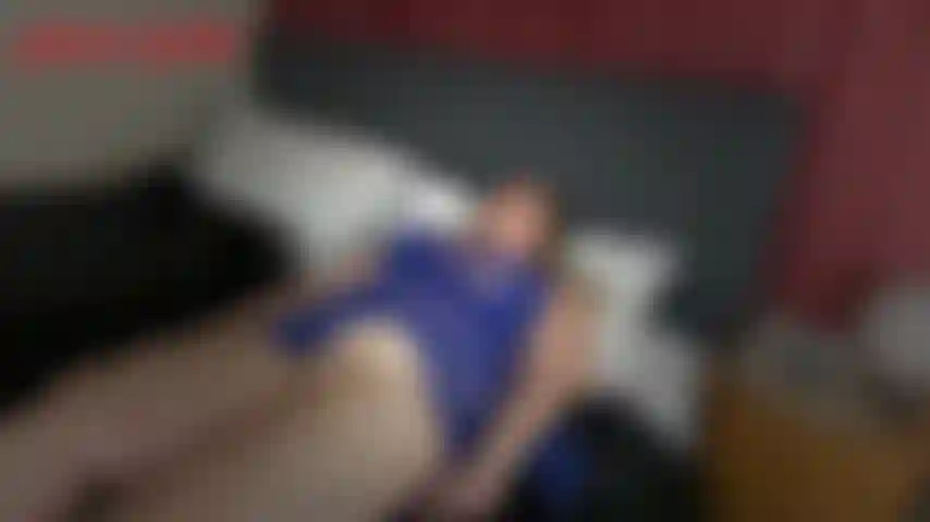 Morning cum-jackie ist gerade aufgewacht, sie sieht in ihrem blauen negligé sehr sexy aus, aber ihre brüste sind oben herausgefallen! Der anblick ihrer steinharten nippel erregt sie so sehr, dass sie beschließt, zu masturbieren, um ihren tag zu beginnen. Jackie liegt mit...