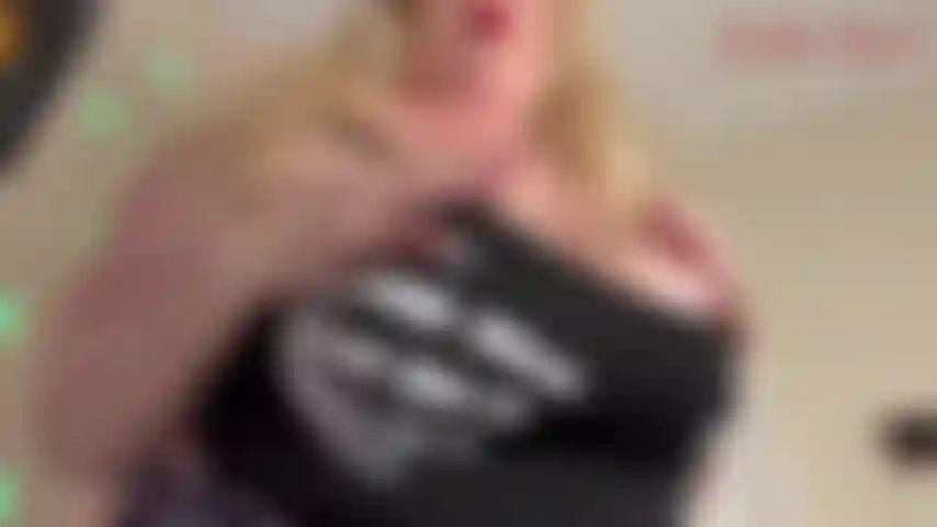 Riesige natürliche milf-titten in einem winzigen top – jackie trägt ein winzig kleines top, das ihre riesigen milf-titten kaum fassen kann. Pov-stil, jackie lässt dir ihre großen brüste ins gesicht baumeln, neckt dich in ihrem top, indem sie sie zusammendrückt und ihre riesigen, harten brüste zur schau stellt.