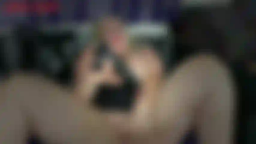 Bbc rettet unsere ehe – du kommst nach hause und siehst, wie deine frau jackie sich mit einem bbc-dildo fickt, aber sie bleibt stehen, als sie dich entdeckt. Sie ist sauer, dass du früher zu hause bist, sie wollte unbedingt abspritzen! Sie zeigt dir, wie cremig sie auf ihrem bbc-spielzeug geworden ist, und als strafe...