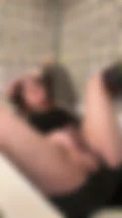 Nichts zu sehen… nur eine heiße frau, die ihren großen schwanz vollständig bekleidet in der badewanne streichelt.