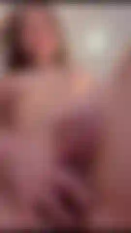 Ich bin so ein bedürftiges mädchen, ich möchte meinen finger gegen deinen harten schwanz tauschen.