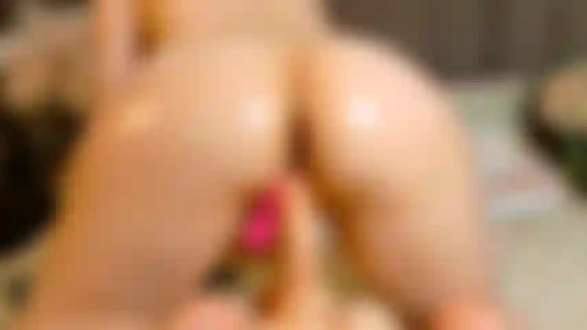 Ihre nachbarin mit dem großen hintern gewährt ihnen einen blick auf ihr arschloch, während sie sie im reverse-cowgirl-stil reitet.