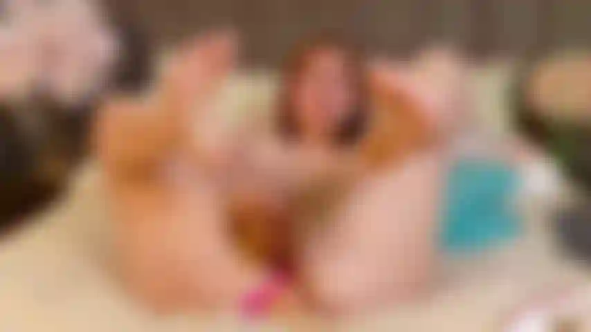 Ich bin ein gieriges mädchen, das gleichzeitig meine feuchte muschi und mein enges arschloch fickt, und ich will viel mehr.