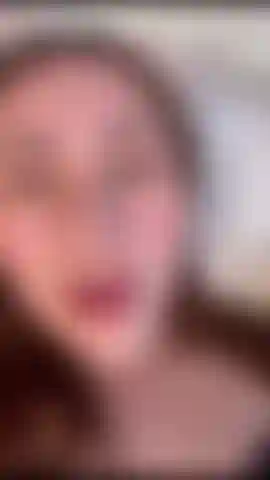 Fick meinen mund weiter, bis ich ihn tief in meiner kehle spüre und er mit viel spucke bedeckt ist.