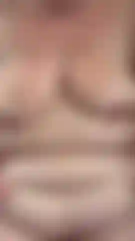 Schau mir zu, wie ich mit meinem bauch spiele und meine brustwarzen sauge.