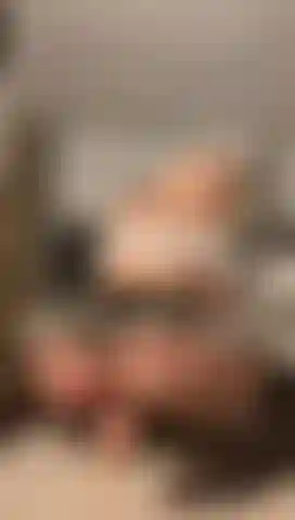 Reite einen dildo im schulmädchenkostüm.