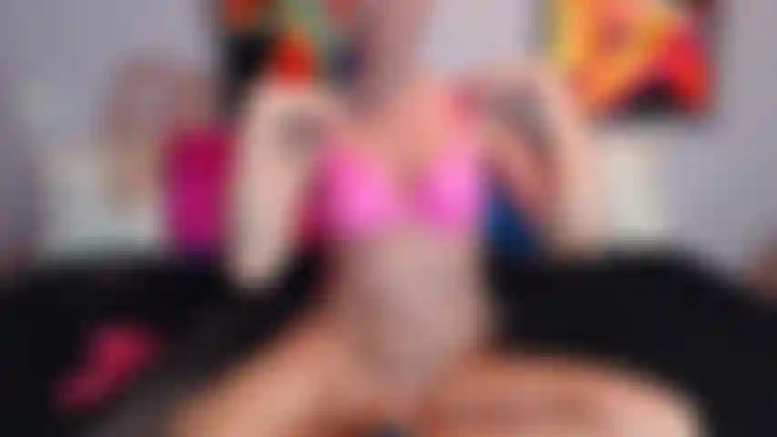 Jayda diamonde, die einen großen schwanz deepthroatet und muschi und arsch mit riesigen spielzeugen und doppelpenetration fickt.