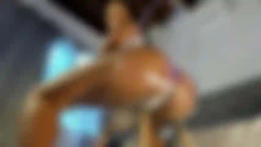 Meine_enge_muschi_und_mein_geölter_hintern_auf_meinem_transparenten_stuhl_jazminass.