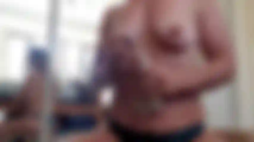 Privatshow mit arschspielen und reiten eines schwarzen dildos im cowgirl.