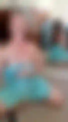 Nacktes öl necken. Lass mich dich hart machen, während ich meinen körper reibe und mein öl auftrage. 2023.