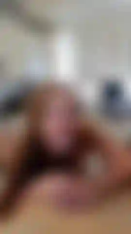 Küchendildo deep throat. Kein zoom.