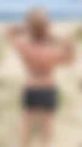 Riskantes spiel am strand. Fingere und ficke muschis am strand.