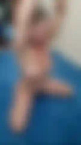 Nacktes training, komm und sieh mir beim training, beim beugen und beim handgewicht zu. 2023.