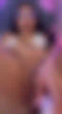 Eine hure, die mit einem vibrator masturbiert.