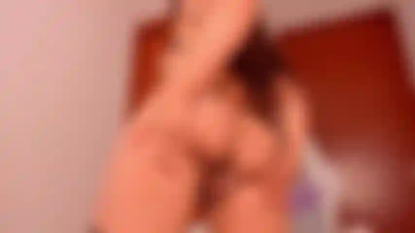 Ich liebe es, meinen arsch für dich zu spreizen und meine muschi schön nass zu machen... Sie macht jedes mal ein quietschendes geräusch, wenn ich meine finger hineingleite.