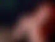 Sexy, in leder gekleidete jennifer raucht eine große zigarre und neckt sie verführerisch mit ihren sexy kurven, sanften inhalationen und hypnotisierenden augen. Du kannst nicht anders, als sie einzuatmen und in ihren bann zu ziehen.