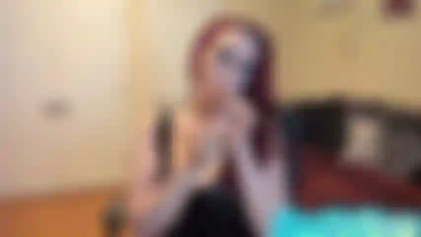 Eine zigarre ist nie nur eine zigarre – die herrin zündet sich eine zigarre an und dann dringt sie mit ihrer sexy kurve und ihrer verführerischen stimme in deinen verstand ein, indem sie dir ihren rauch ins gesicht bläst und dich zu ihrem ultimativen rauchdiener macht, und zwar auf eine weise, die nur sie kennt. Individuelle anfrage? Schreib mir eine nachricht!