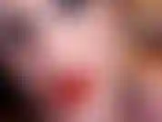 Lippen, asmr. Ich bemerke, dass du ständig auf meine sexy roten lippen starrst! Du kannst ihnen nicht widerstehen, oder? Sieh zu, wie ich mit dir flüstere, immer und immer wieder verführerisch meinen lippenstift auftrage und auch meine zigarre rauche.