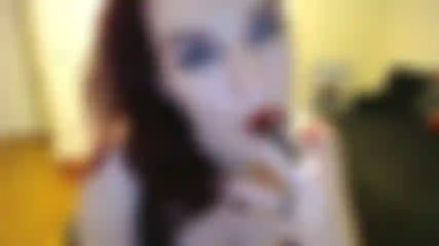 Smoke & stroke für jenn: mein sub kann meinen mit rauch gefüllten roten lippen einfach nicht widerstehen. Es ist zeit für deine göttin zu rauchen und zu streicheln. Ich bin oben ohne in sexy leder und ermutige dich, meinen befehlen zu gehorchen.