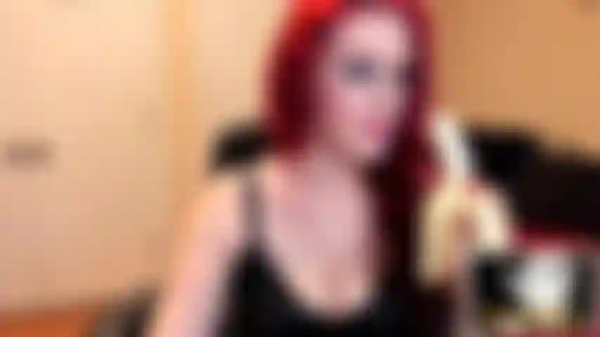 Deine alberne herrin isst eine banane, nur etwas süßes, um zu zeigen, wie albern und lustig ich auch sein kann.