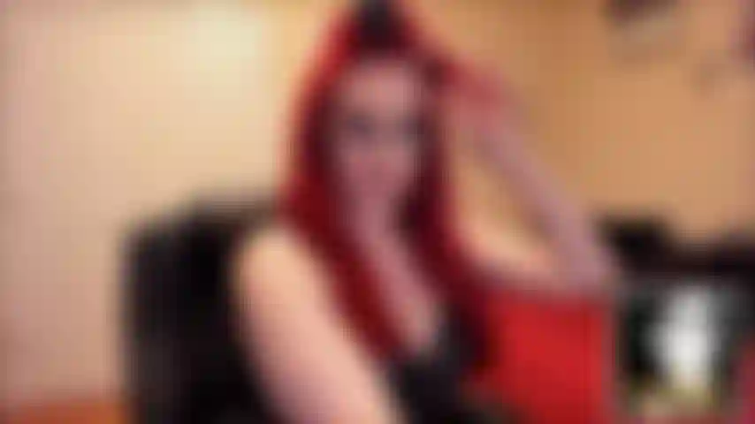 Haarstyling-voyeurin – sieh zu, wie ich meine feuerroten, langen, wunderschönen locken in klassischen lockenwicklern mit clips locke und mein wunderschönes gesicht zur geltung bringe! Ich gehe dann ganz nah an die kamera heran, um dich mit meiner schönheit zu verzaubern. Du kannst nicht anders, du musst mir dienen.