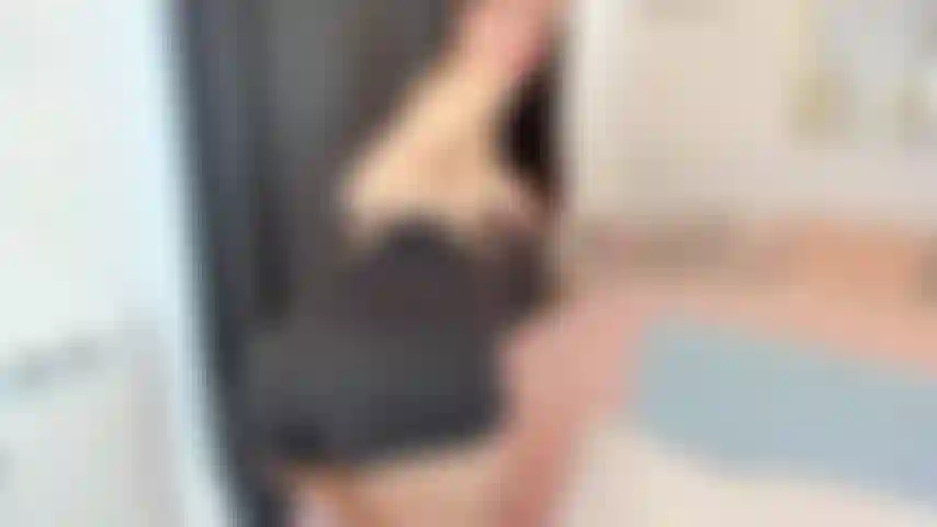 Erkunde jennifers körper und spiele mit ihren brüsten.