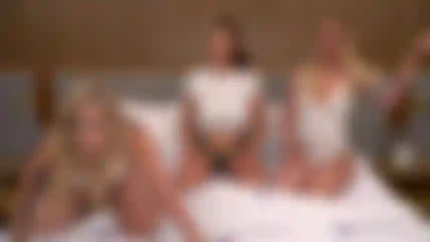 Tattoos und titten - kali roses, bella rolland, brooke banner bringen sich gegenseitig mit epischen muschileckfähigkeiten live im jerkmate-tv zum abspritzen.