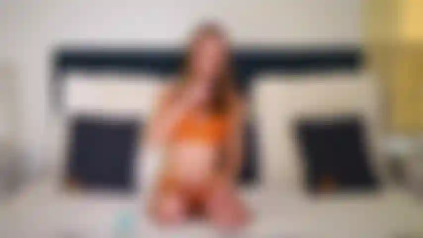 Petite macy meadows hat spaß daran, vor der kamera mit sich selbst zu spielen.