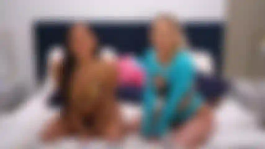 Freaky chicks stopfen ihre fotzen mit spielzeug in dieser sexy dreier-lesben-liveshow.