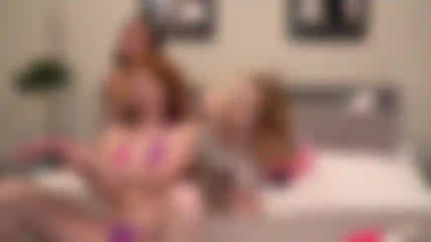 Heiße sommerbabys - andi rose, jane rogers und scarlet skis benutzen einen doppelseitigen dildo, um live auf jerkmate abzuspritzen.