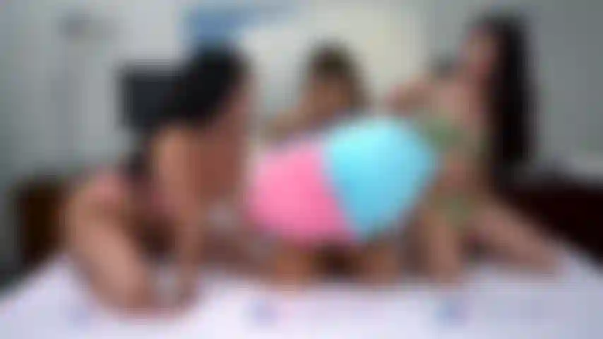 Bootylicious - jane wilde, mona azar, gia derza pornostars mit großem hintern reiten wie verrückt in einer live-cam-show.