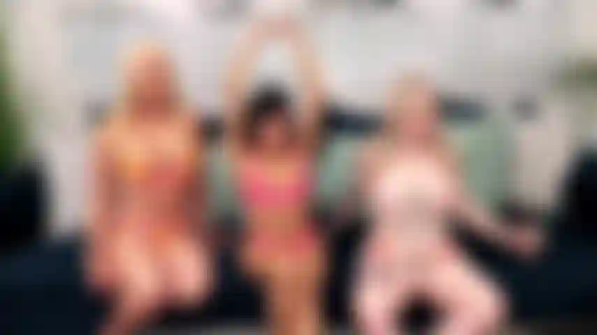 Naughty hearts - ember snow fickt mellanie monroe und kaiia eve mit einem strap-on während einer live-show.