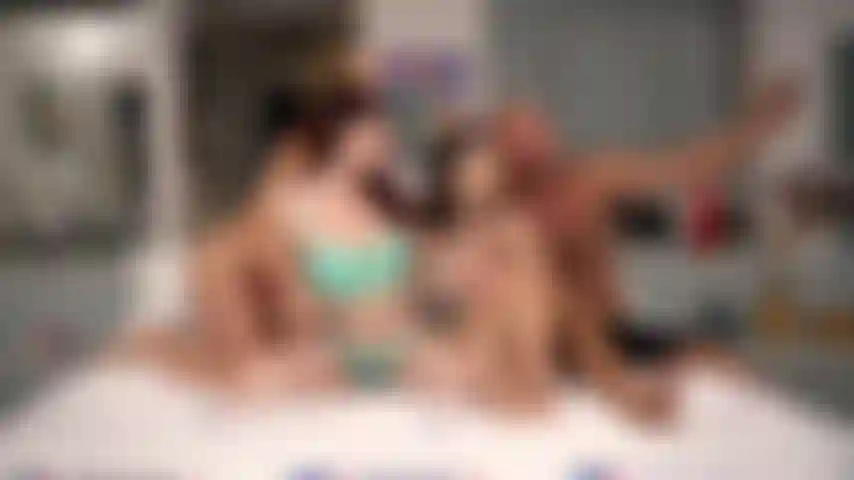 Lass uns rollenspiel machen – liv wild wird von danny mountain gevögelt, während skylar snow und jessica ryan miteinander spielen.