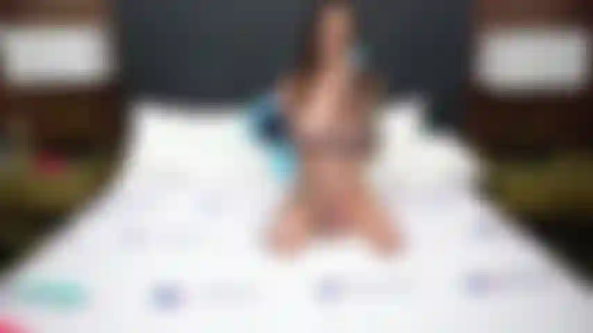 Rocky emerson, alex coal und percy sires machen eine linie, um muschis in einer live-cam-show mit lesbendreier zu essen.