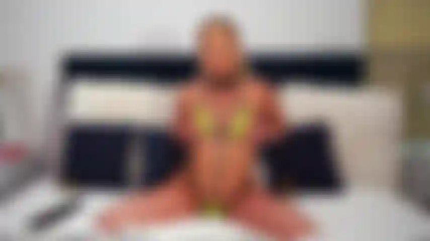 Adira allure masturbiert und spritzt überall hin!