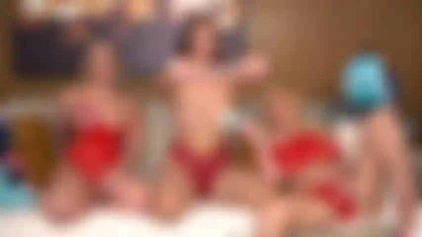 Tattoos und titten – kali roses, bella rolland und brooke banner sind während der live-jerkmate-gold-show sehr kreativ mit einem doppelseitigen dildo.