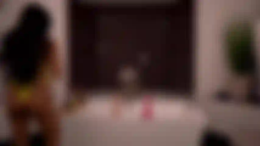 Rot, weiß und vollbusig - rocky emerson und ember snow reiten auf dildos und spielen miteinander in der badewanne.