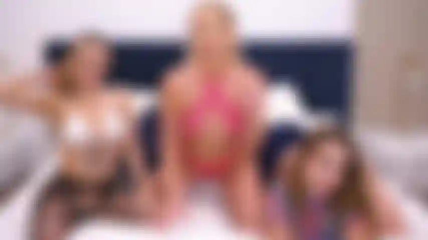 3 Rauchende heiße babes haben den besten all-girl-dreier vor der live-kamera.