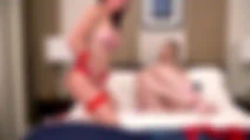 Pre-finale – erin everheart und sofie marie 69 und reite einen dildo live vor der kamera.