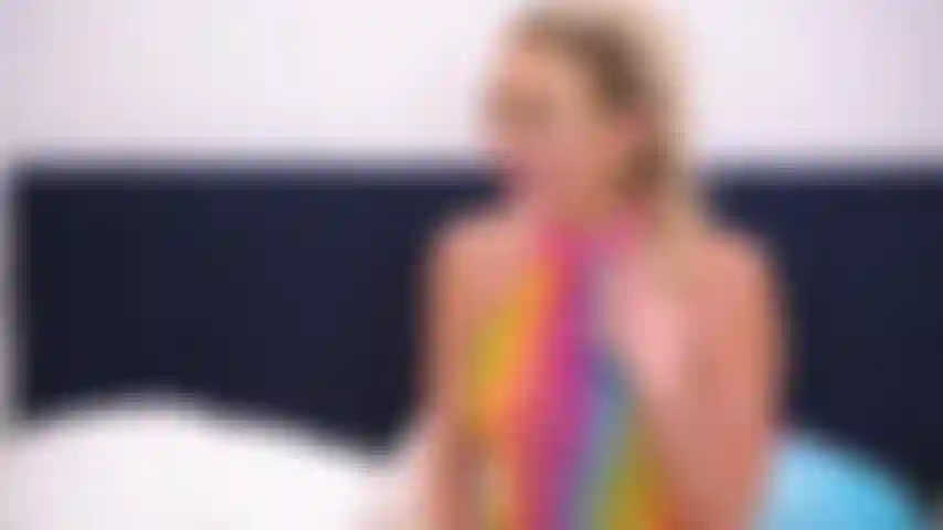 Unglaublicher spritzender lesbischer dreier während einer live-show mit den geilsten pornostars der gegend.