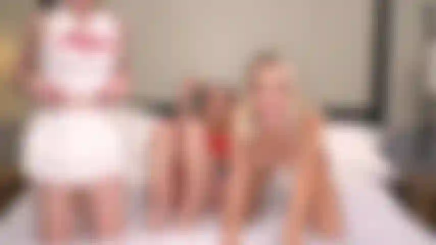 Fucktoberfest - die 3 blonden babes melodiemarken, sky pierce und paris white ride strap-ons, dildos und fotzen lecken.