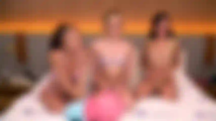 Tattoos und titten – maya woulfe, whitney wright, charlotte sins in einer der heißesten 69, die du jemals sehen wirst. Live auf jerkmate tv.